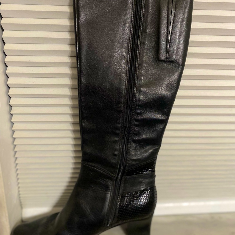 100% real leather boots. Size is 35 black color